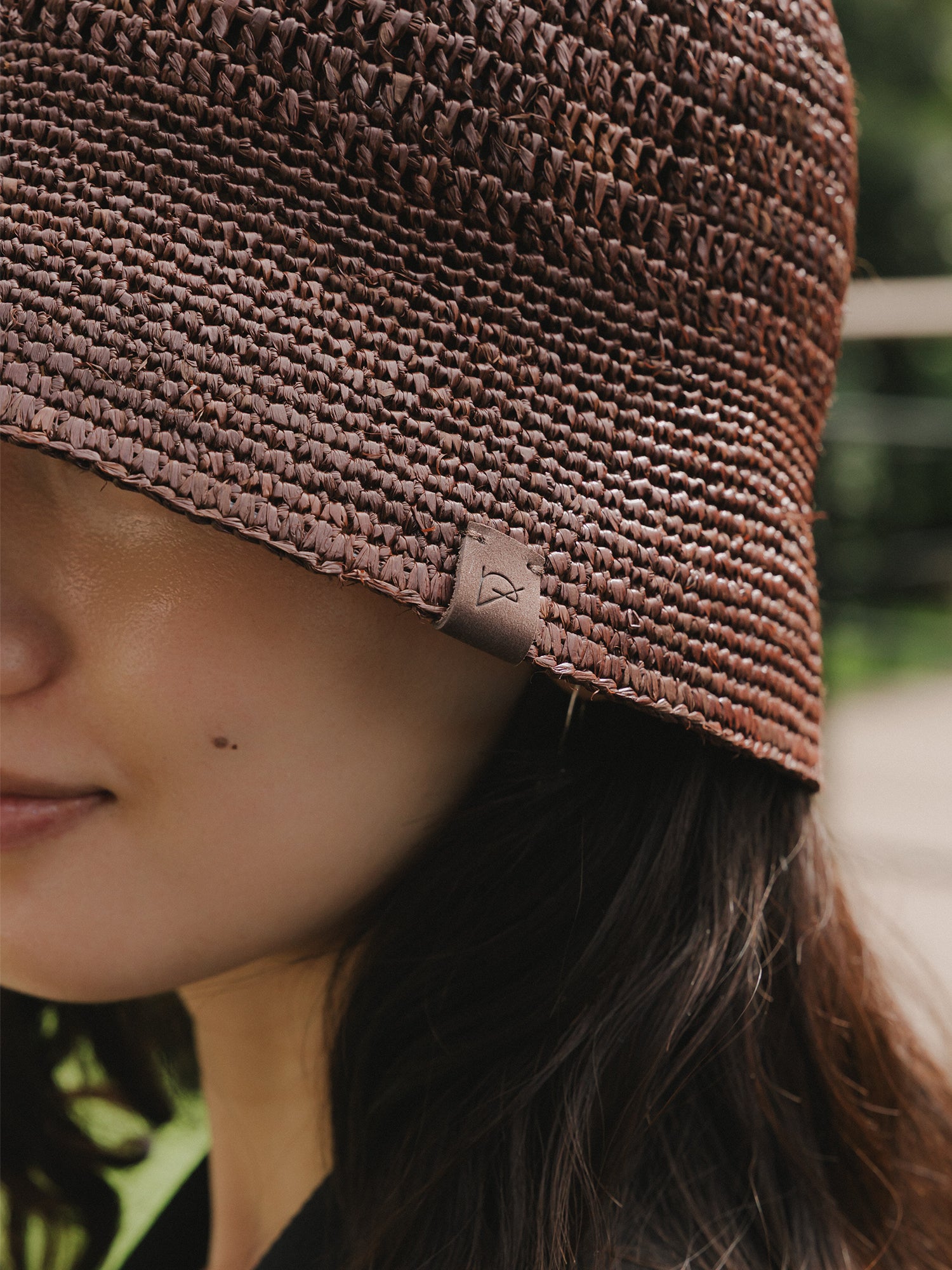 モデル H171 B80 W60 H85 / 着用カラー : dark brown