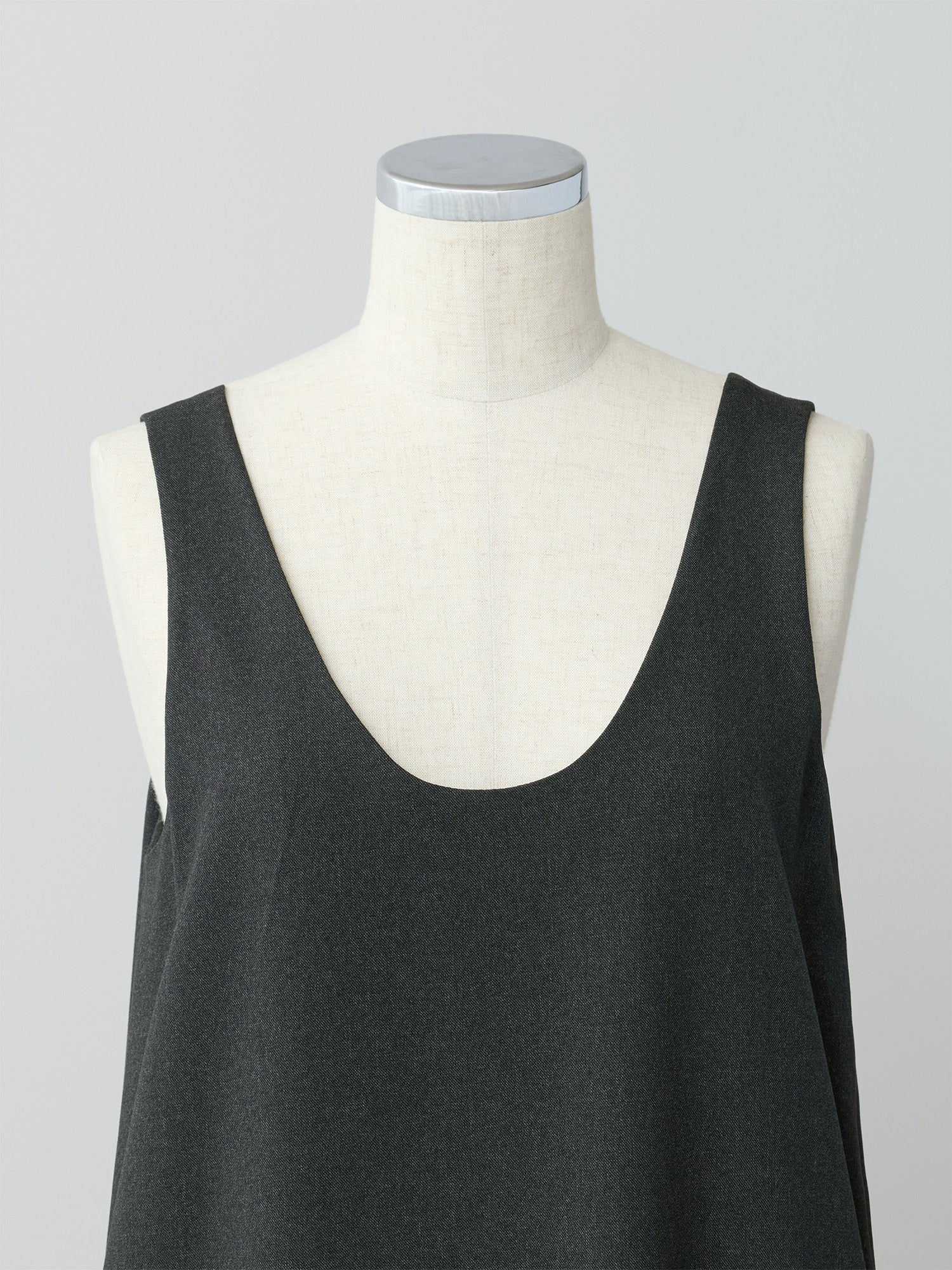 スリーブレスUネックワンピース