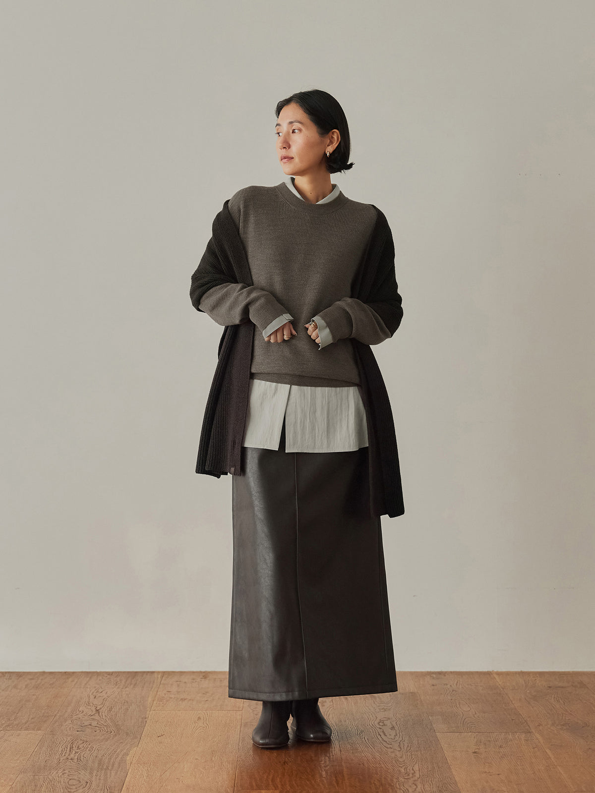 H163 B80 W62 H83 S23.5<br>
着用サイズ : size2 / カラー：dark brown