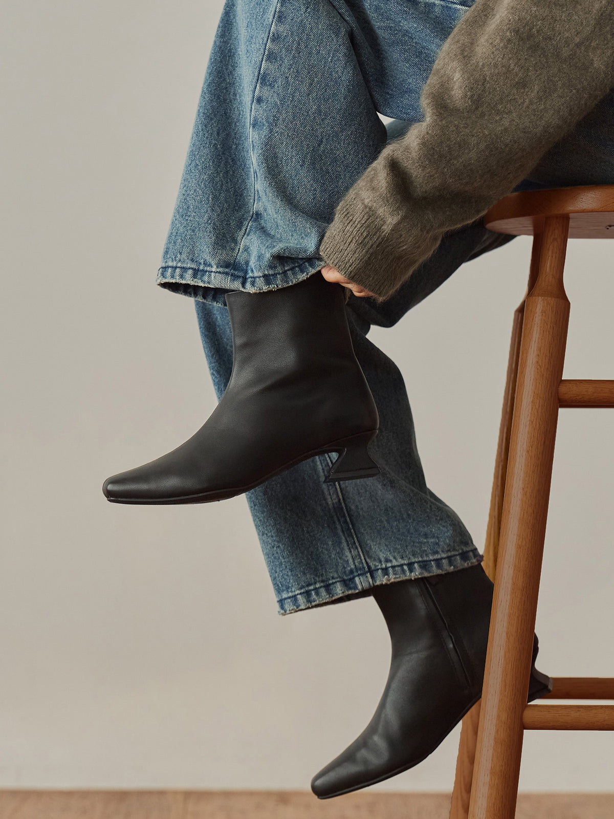 H163 B80 W62 H83 S23.5<br>
着用サイズ : size2 / カラー：black