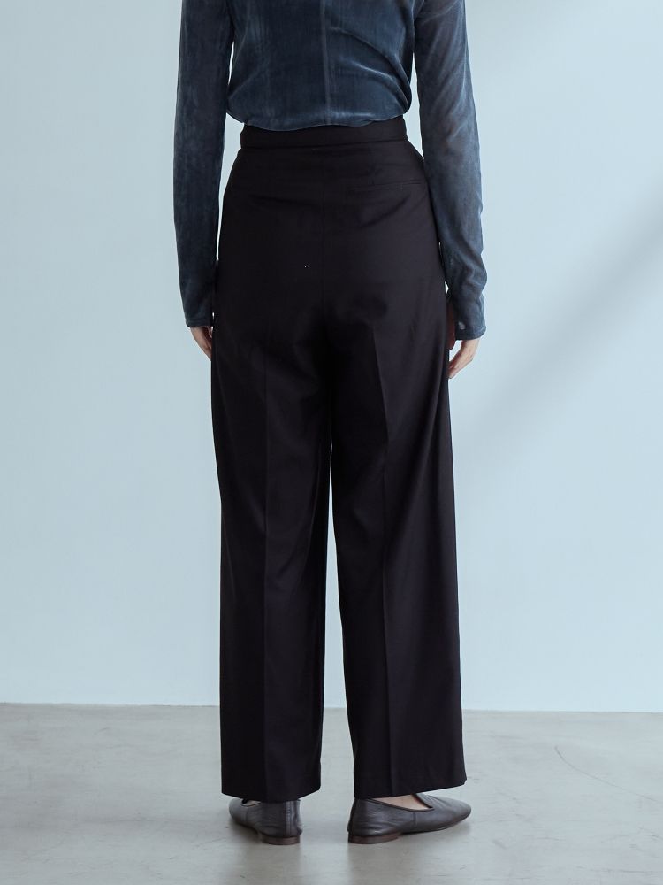 H173 B81 W60 H88 /着用サイズ:モデルサイズ
※モデルサイズ:サイズ1より股下+8cm