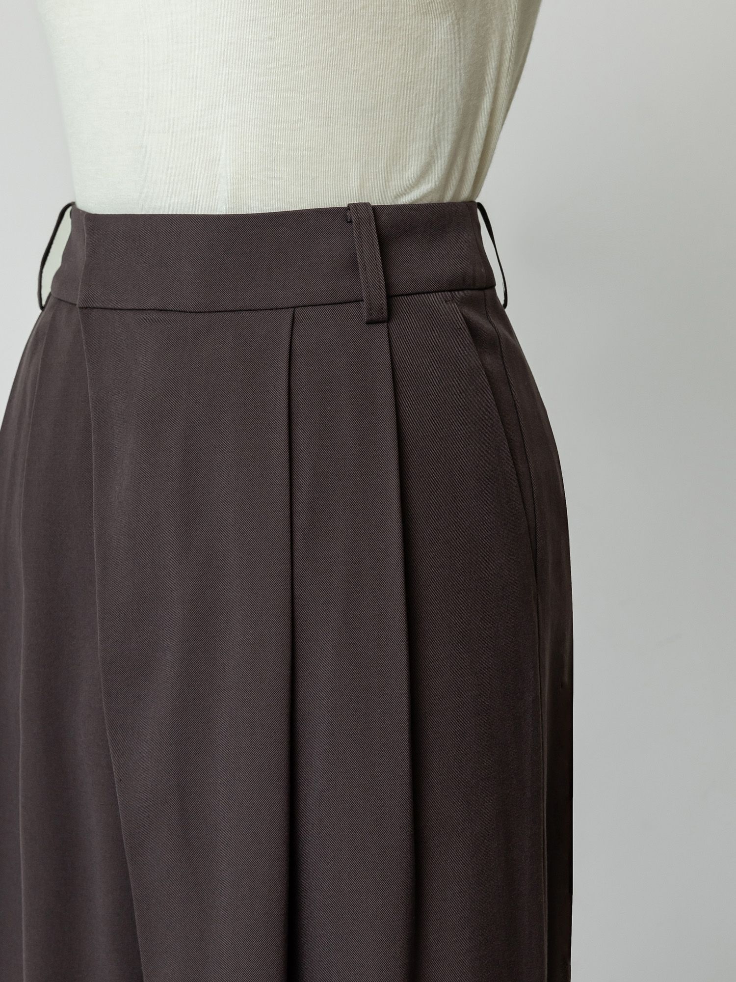 アシンメトリーツータックパンツ