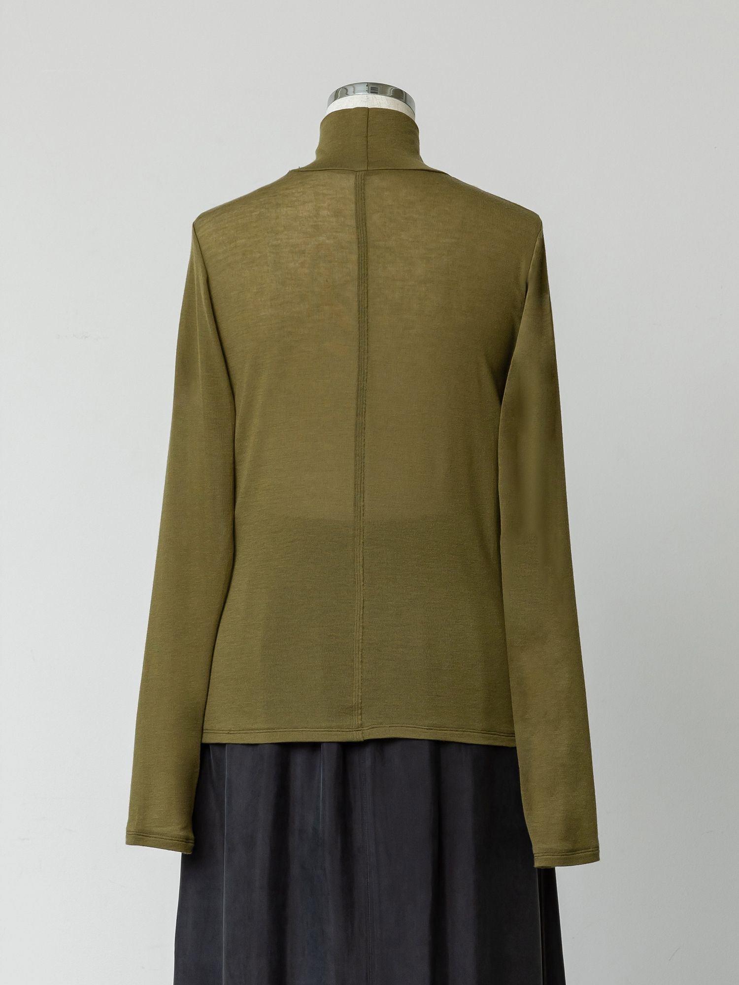 シルクブレンドハイネックトップス