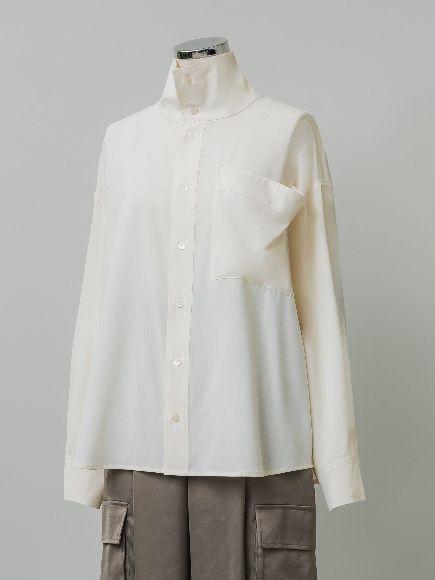 ビッグポケットハイネックブラウス