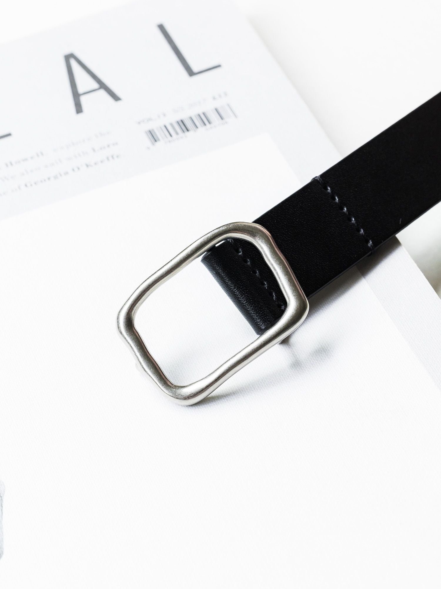 ボタンスタッズレザーベルト