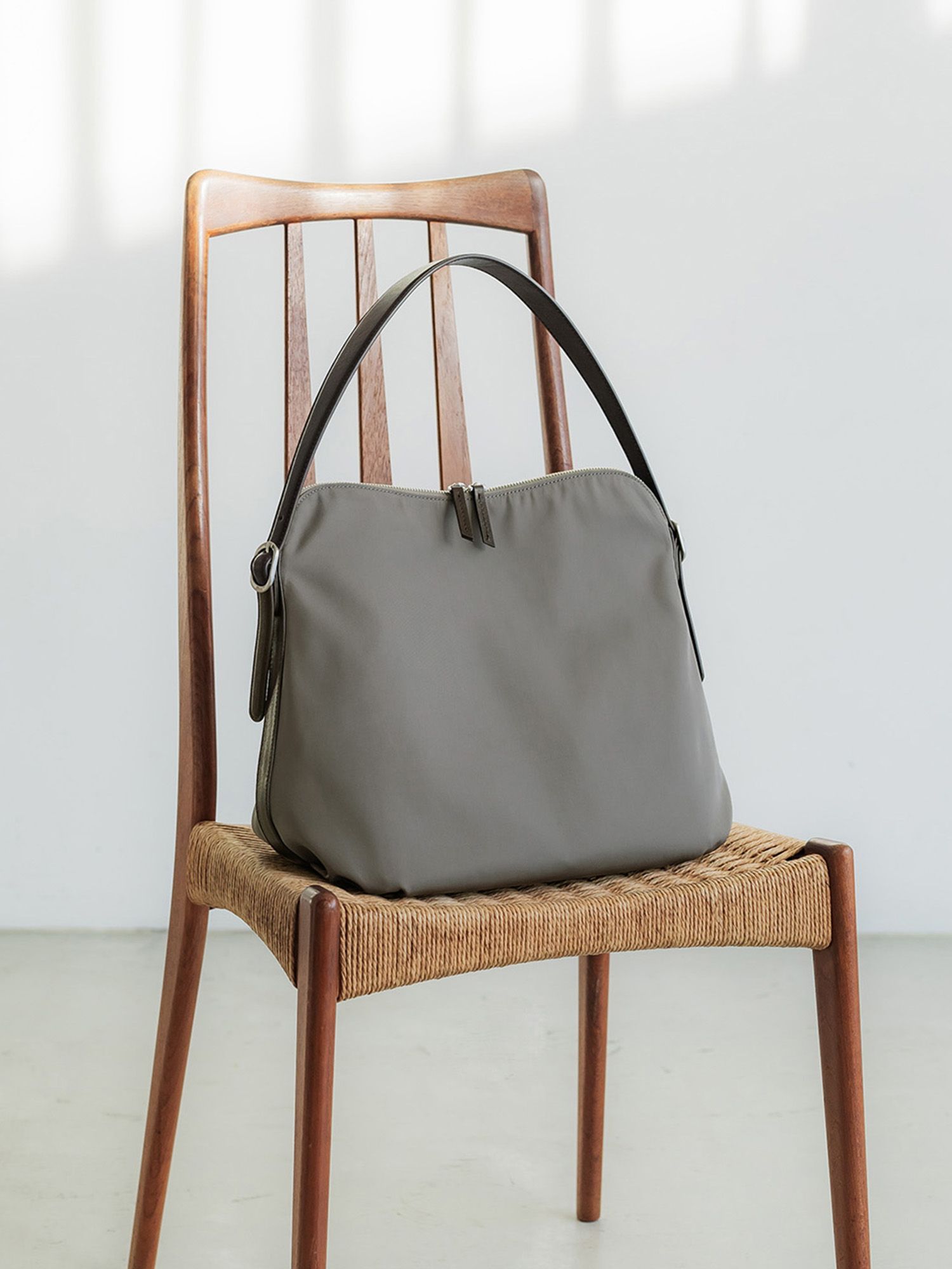 crewre ナイロンレザーショルダーバッグ mocha gray　クルーレ crewre online store / ナイロンレザーショルダーバッグ