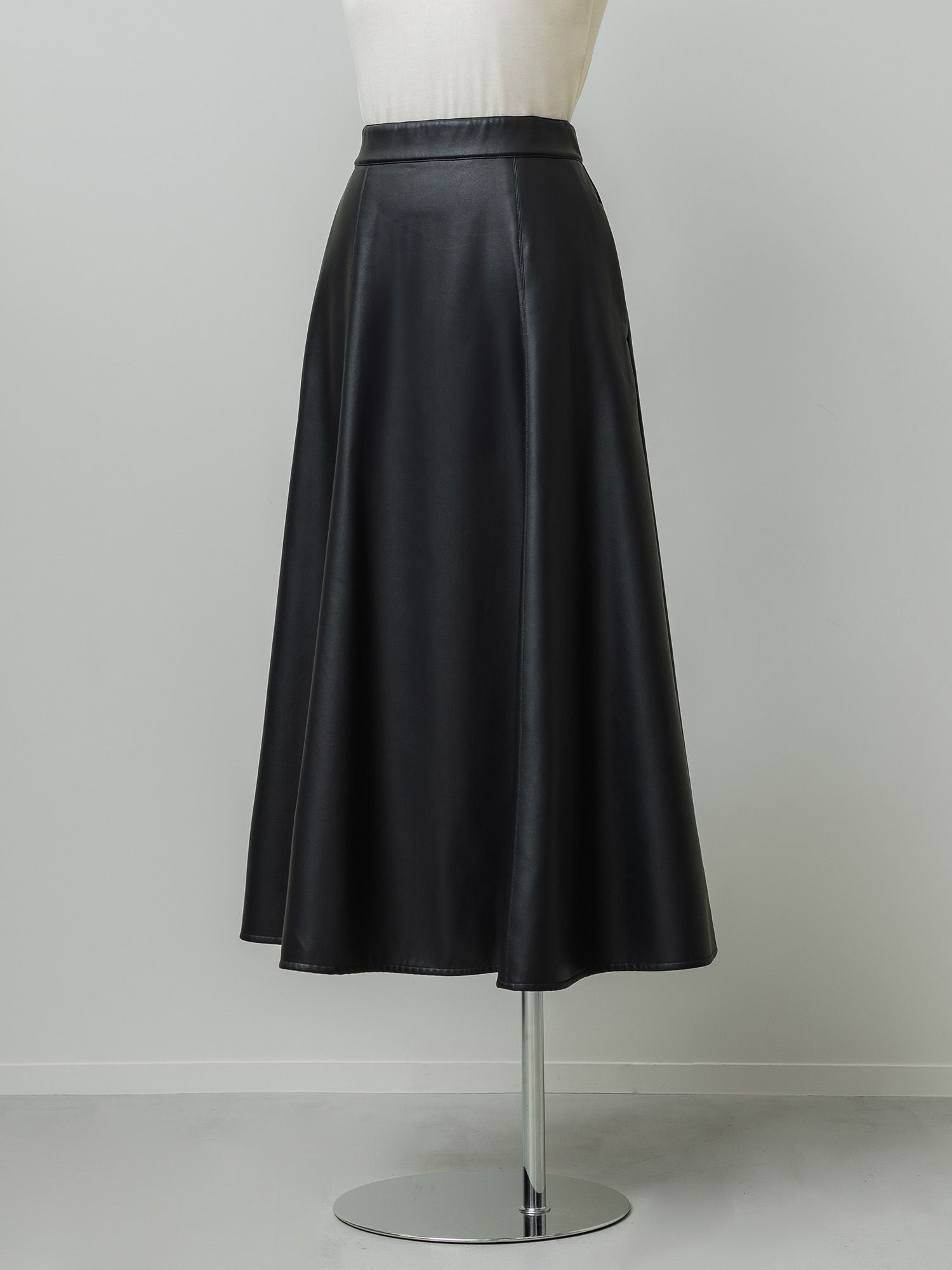 フェイクレザードレープスカート