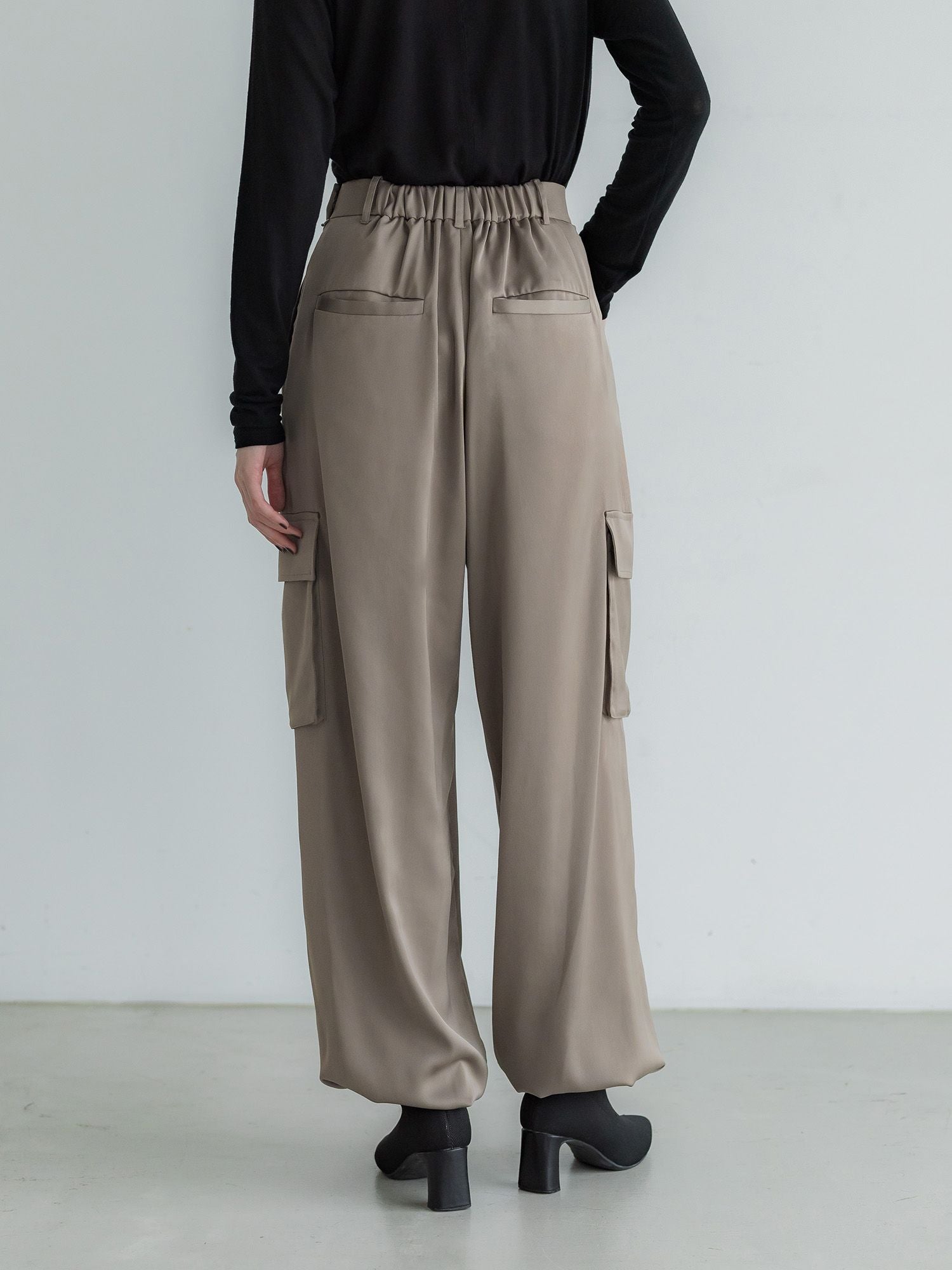 crewre クルーレ　マットサテンカーゴパンツ　サイズ1 crewre online store / マットサテンカーゴパンツ