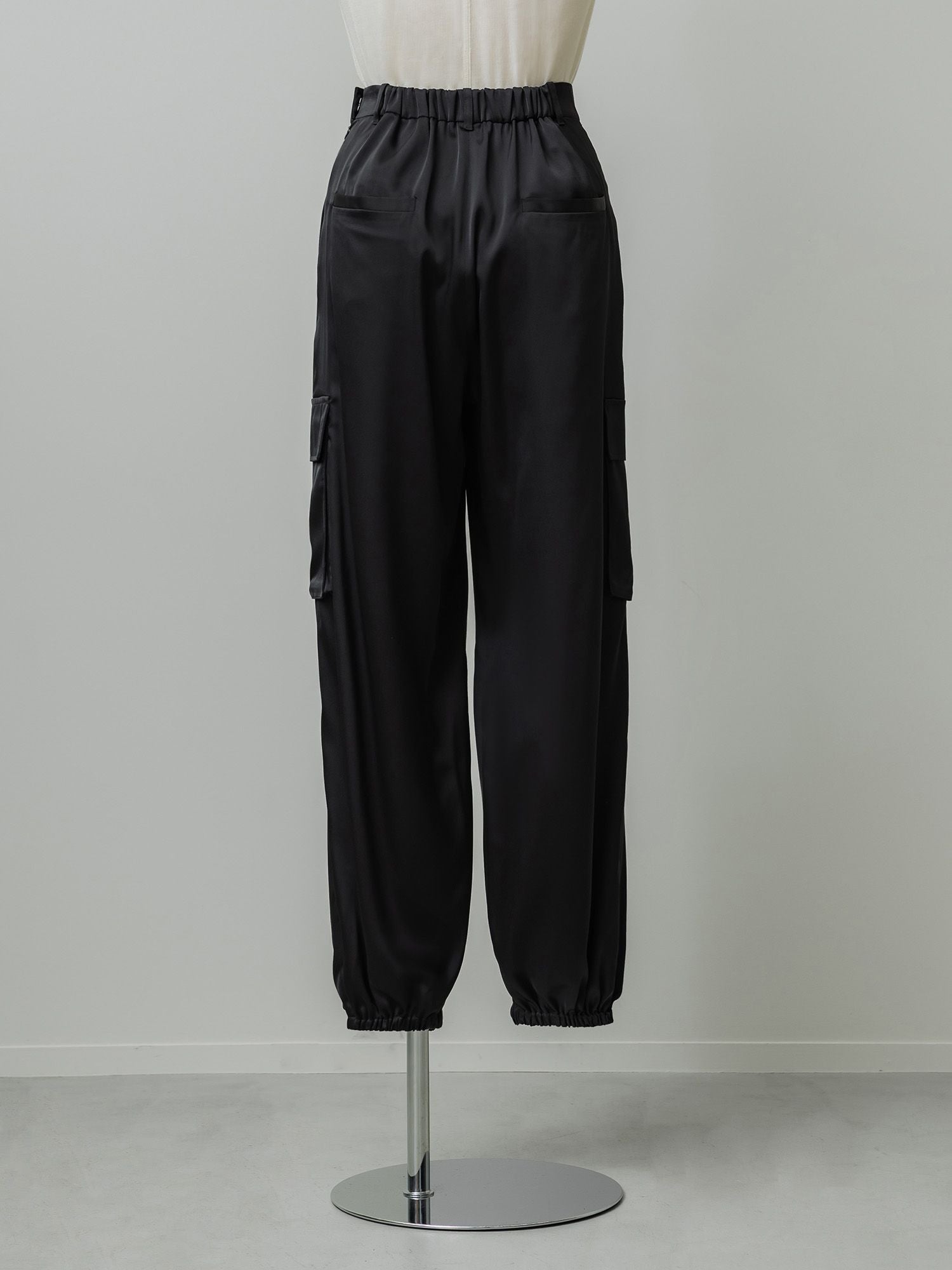 マットサテンカーゴパンツ