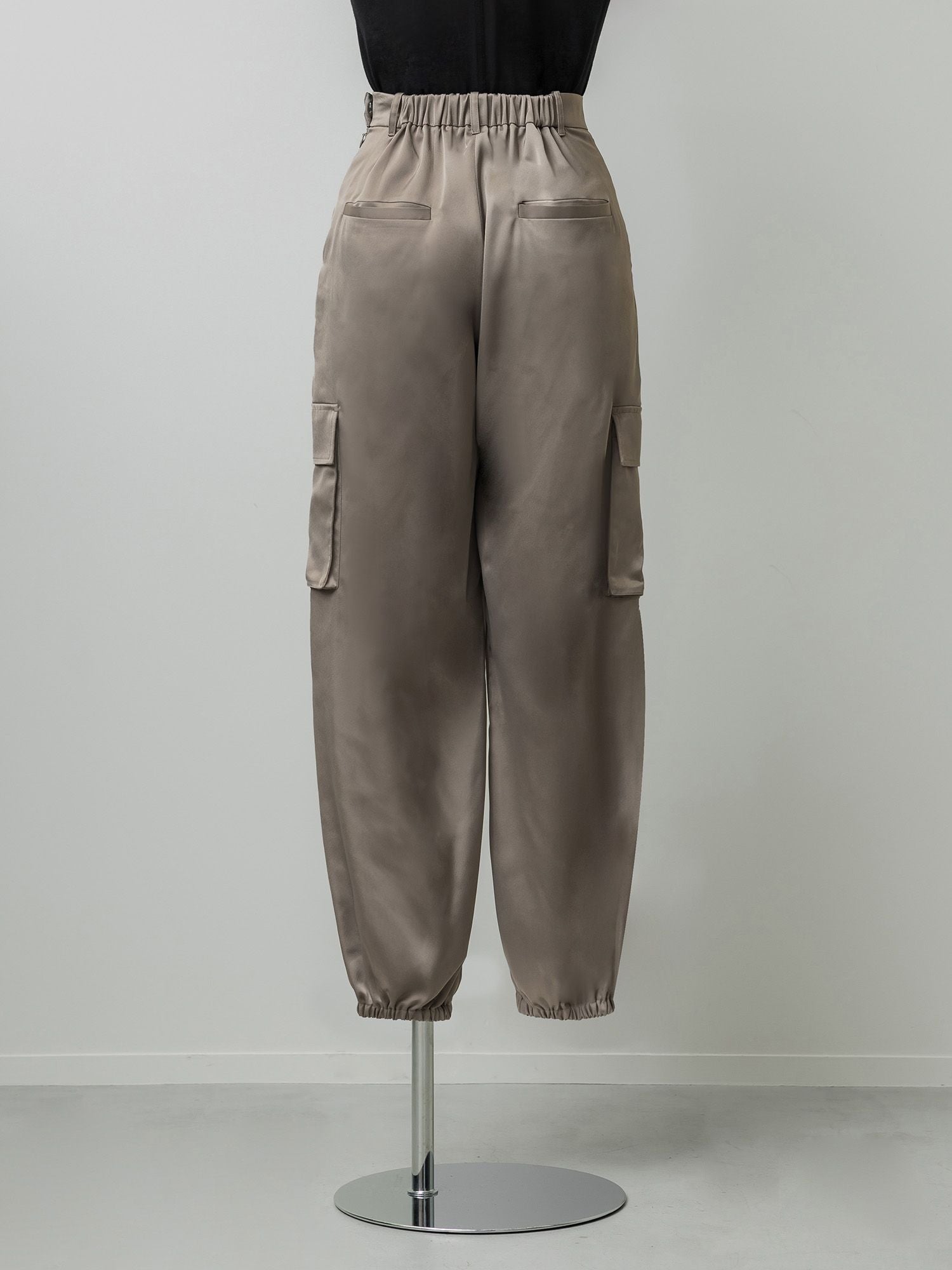 マットサテンカーゴパンツ
