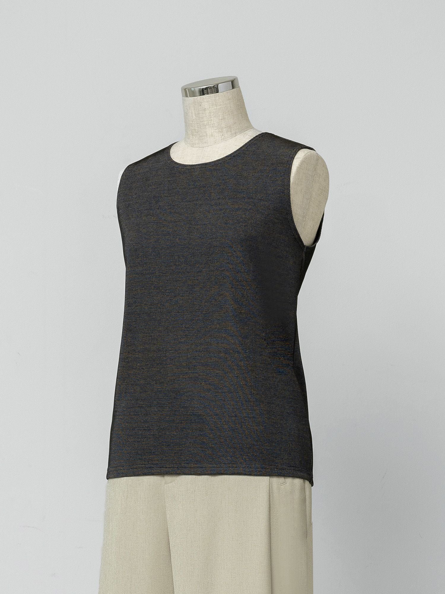 マルチカラーノースリーブトップス