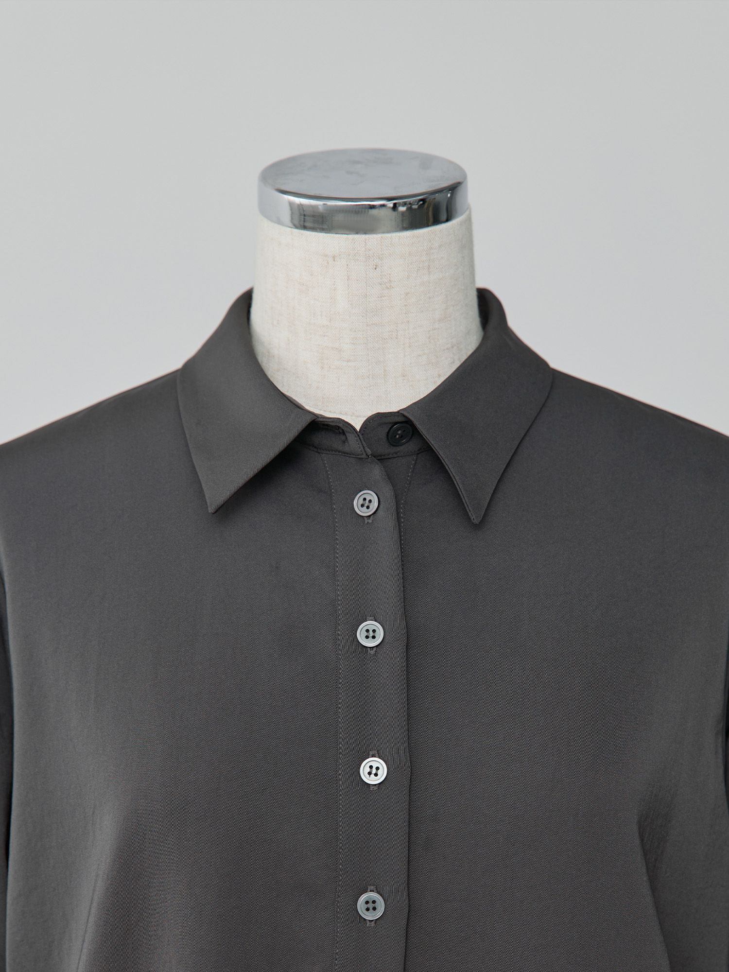 サテンドレープシャツワンピース