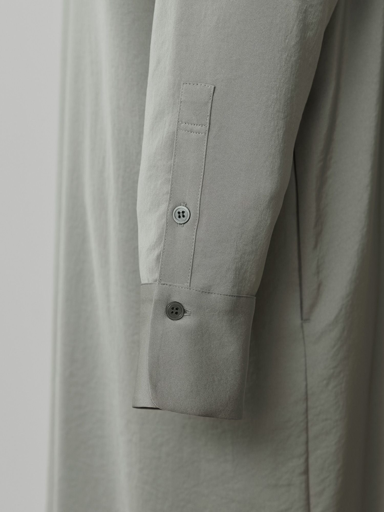 サテンドレープシャツワンピース