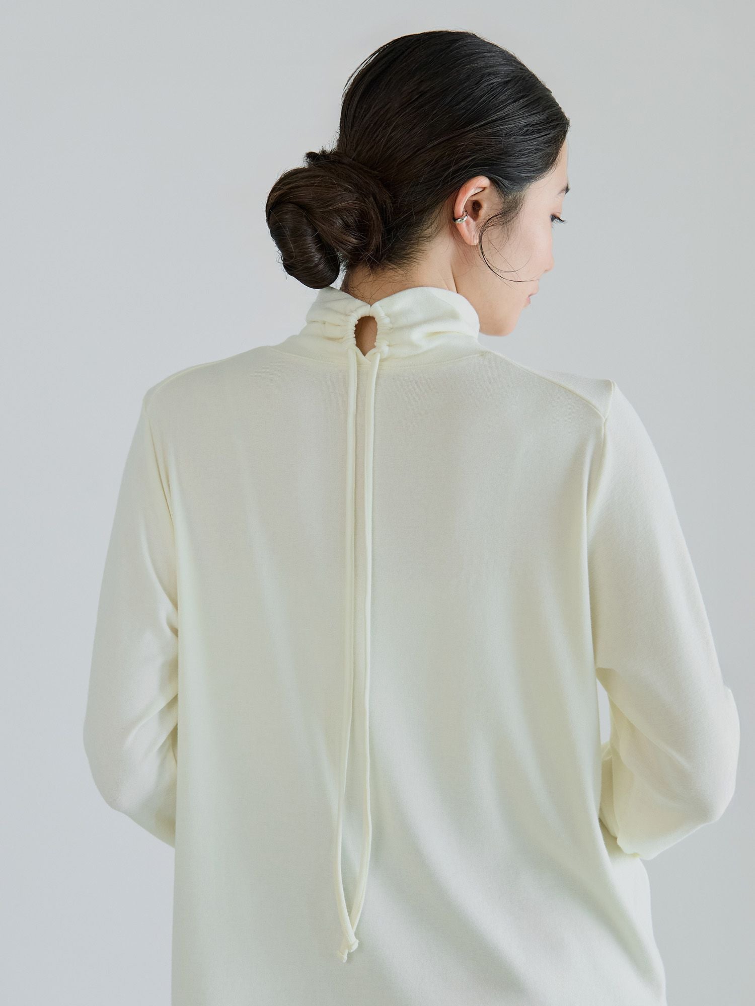 crewre online store / バックドロストハイネックトップス