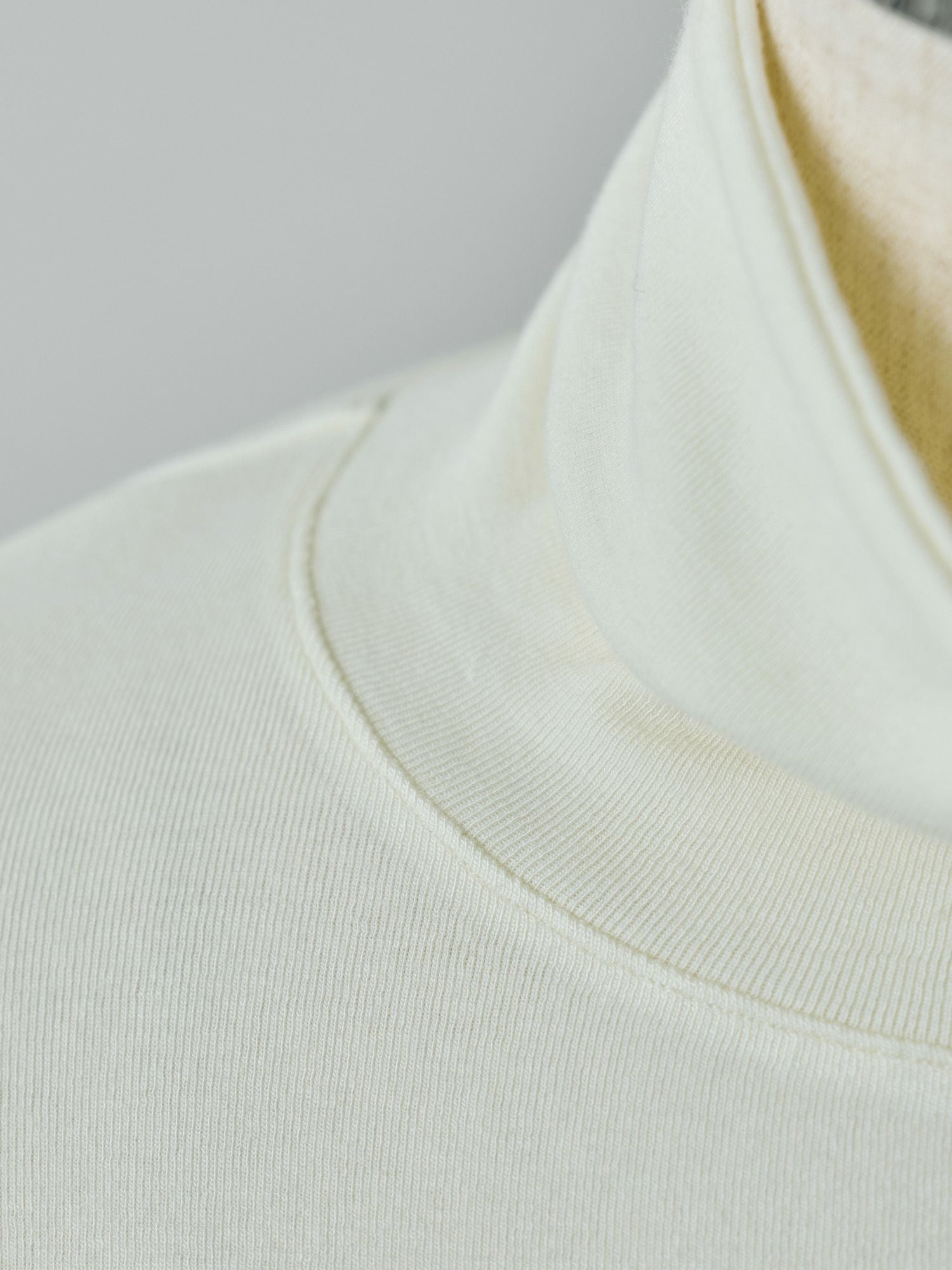 バックドロストハイネックトップス