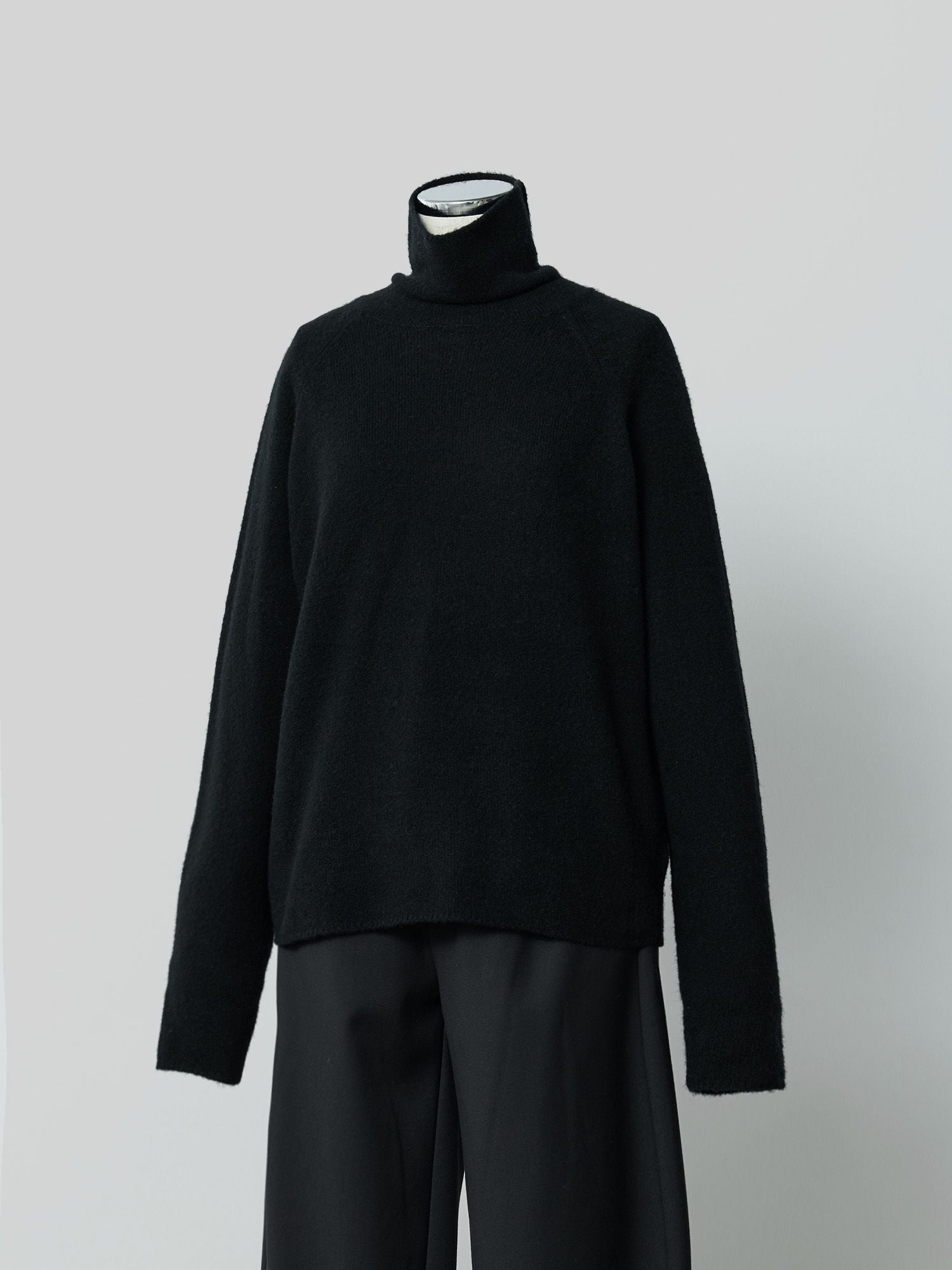 ウールリヨセルハイネックニット