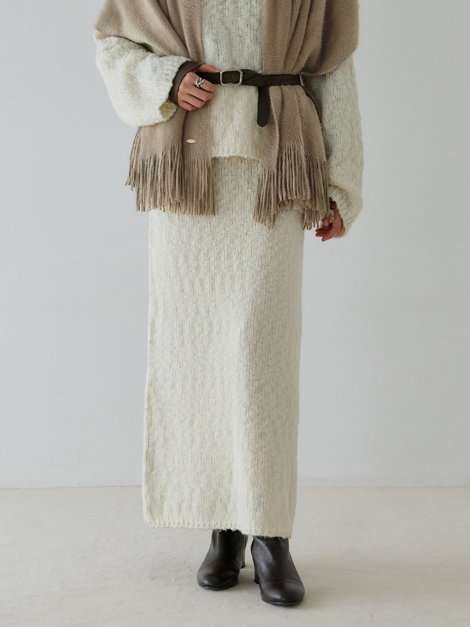 H168 B77 W60 H86 / 着用サイズ : サンプル