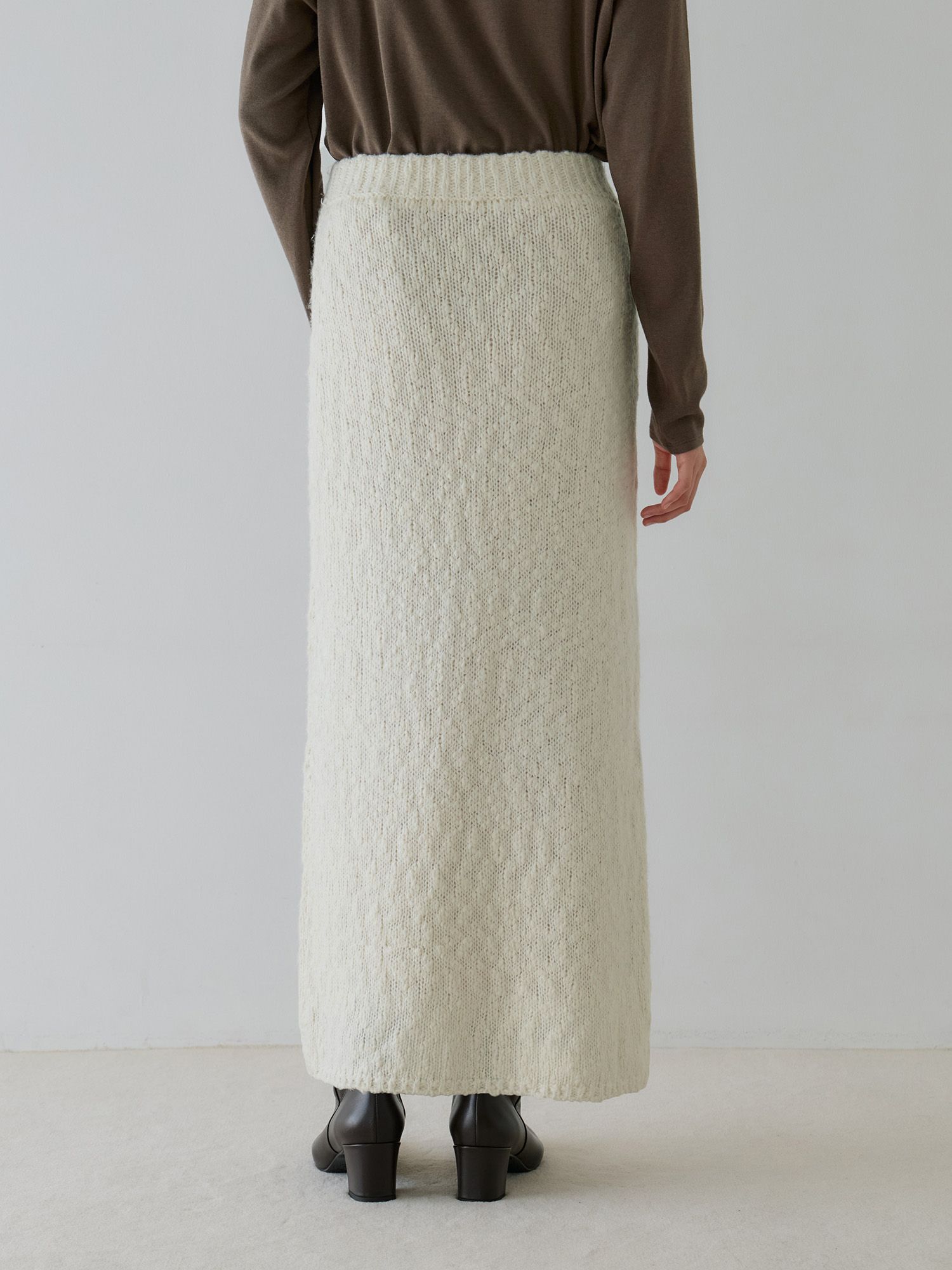 H168 B77 W60 H86 / 着用サイズ : サンプル