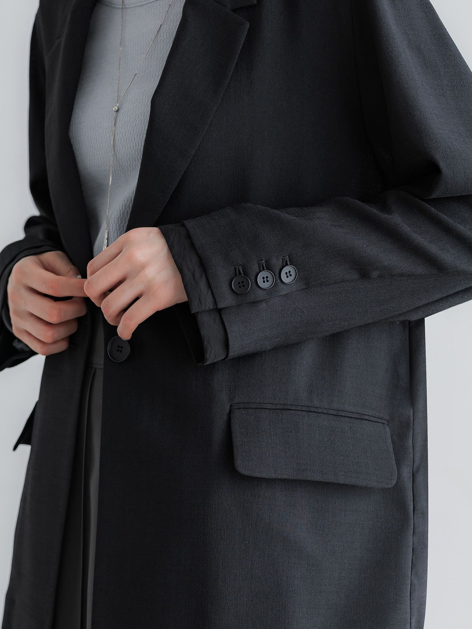 H172 B77 W56.5 H84.5 / 着用サイズ : size2