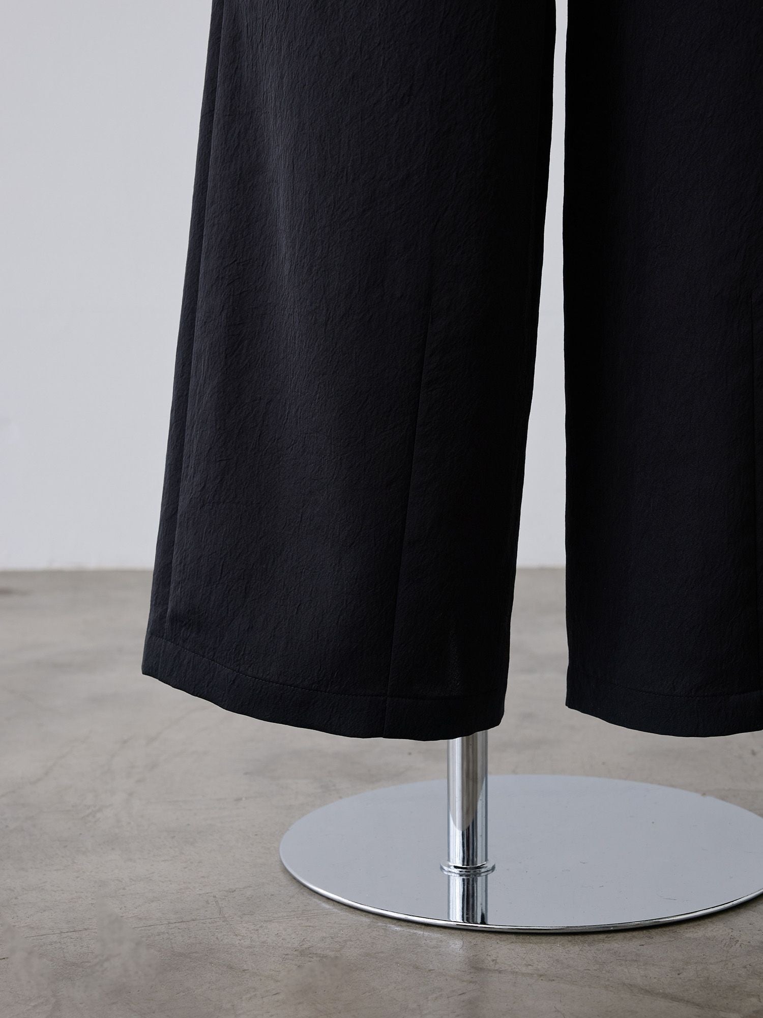 ウォッシャブルサテンスラックス