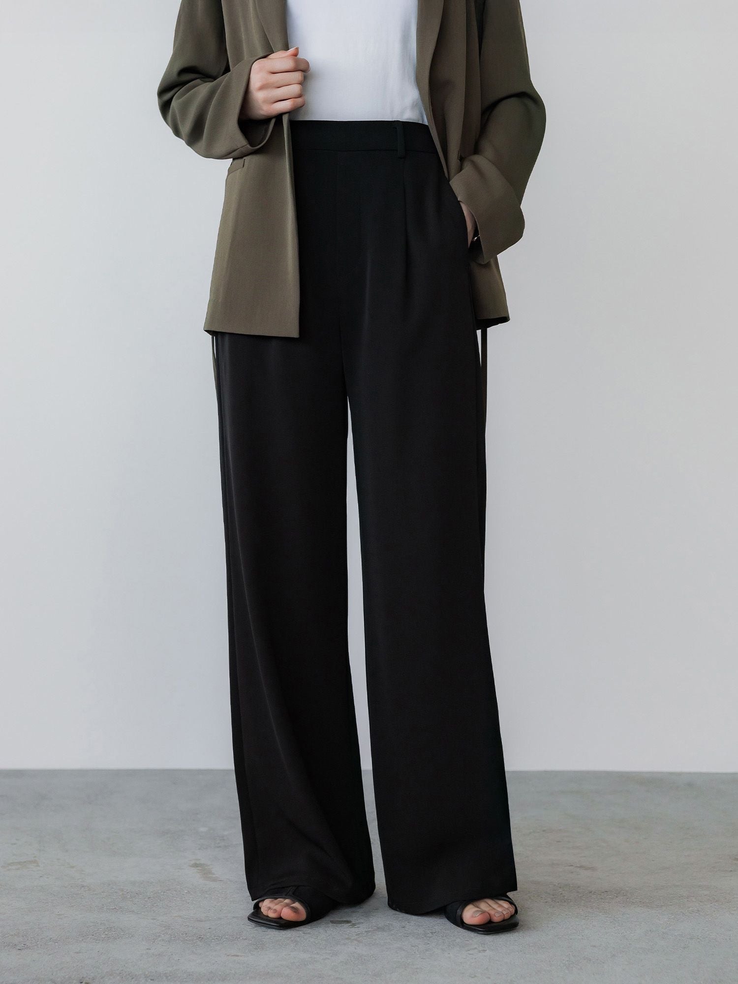 H167 B81 W57 H89 / 着用サイズ : サンプル