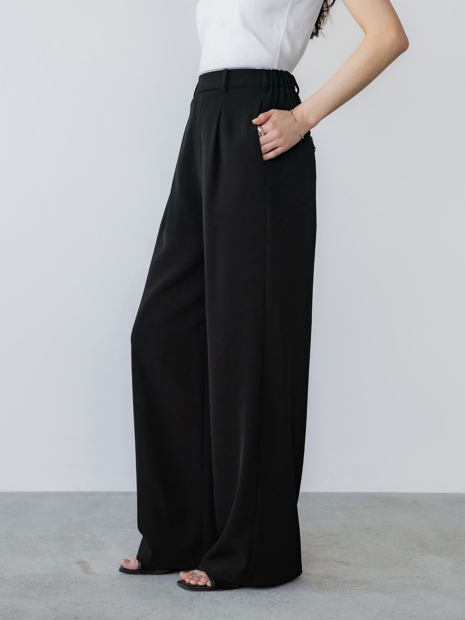 H167 B81 W57 H89 / 着用サイズ : サンプル