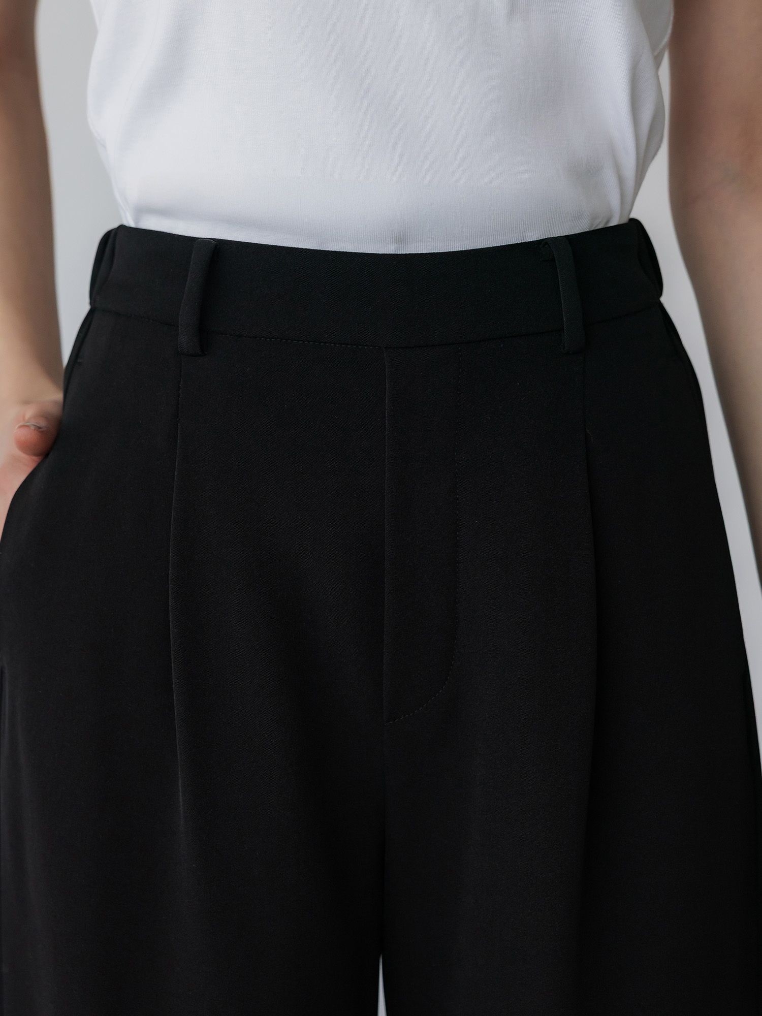 H167 B81 W57 H89 / 着用サイズ : サンプル