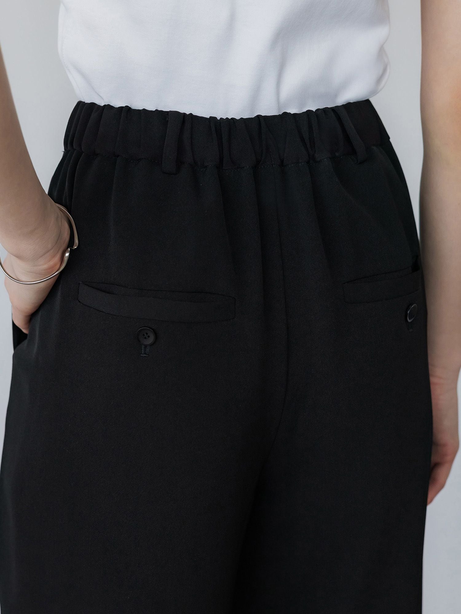 H167 B81 W57 H89 / 着用サイズ : サンプル